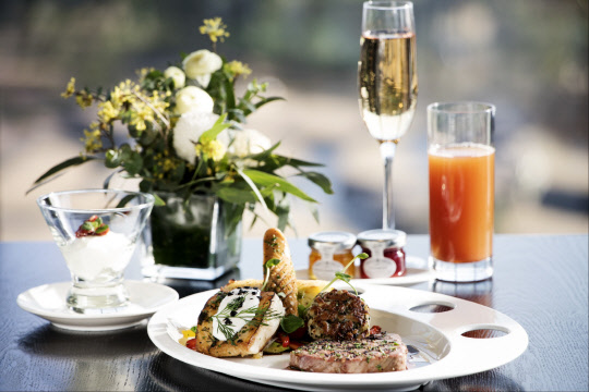 켄싱턴 제주 호텔이 하늘을 배경으로 즐기는 '최고의 브런치'를 선보인다. 국내 특1급 호텔 최초로 럭셔리 올인클루시브형 호텔을 선보이고 있는 켄싱턴 제주 호텔의 루프탑 이탈리안 식당 하늘오름은 '샴페인 브런치'를 선보인다. 켄싱턴 제주 제공